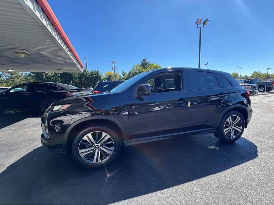 2022 Mitsubishi Outlander Image 2