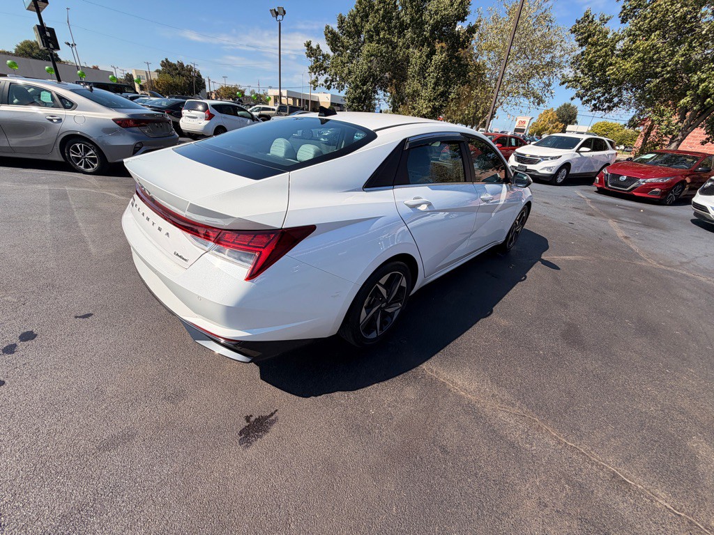2021 Hyundai Elantra Image 3