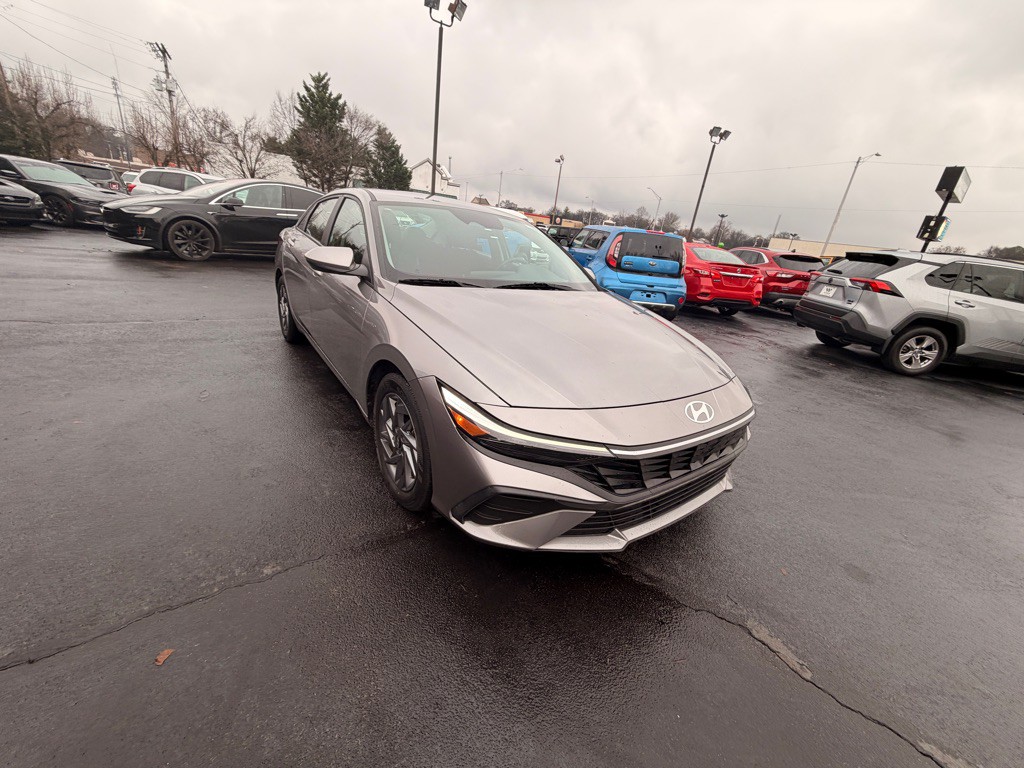 2024 Hyundai Elantra Image 2