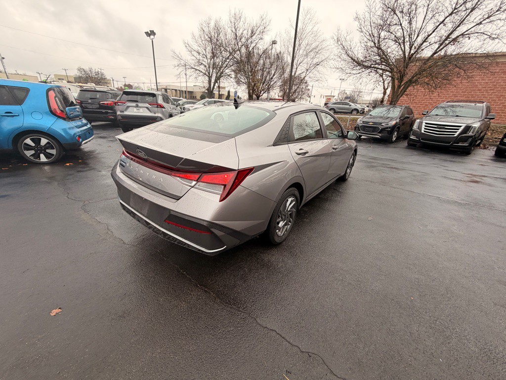 2024 Hyundai Elantra Image 3