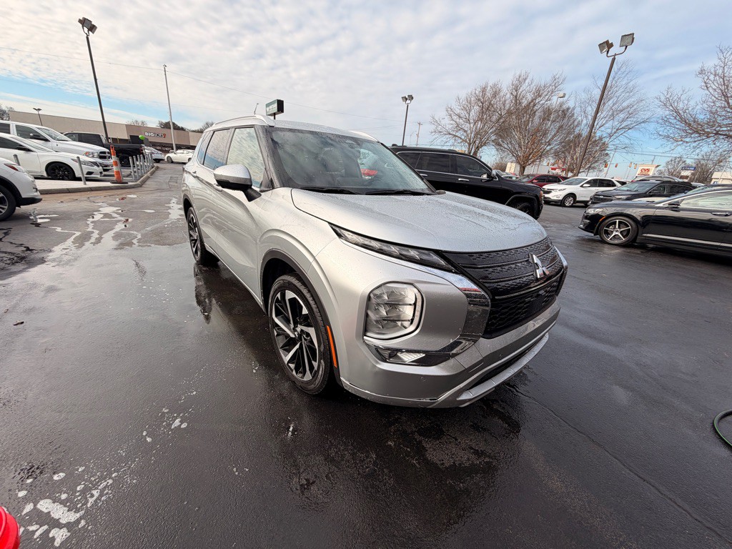 2024 Mitsubishi Outlander Image 2