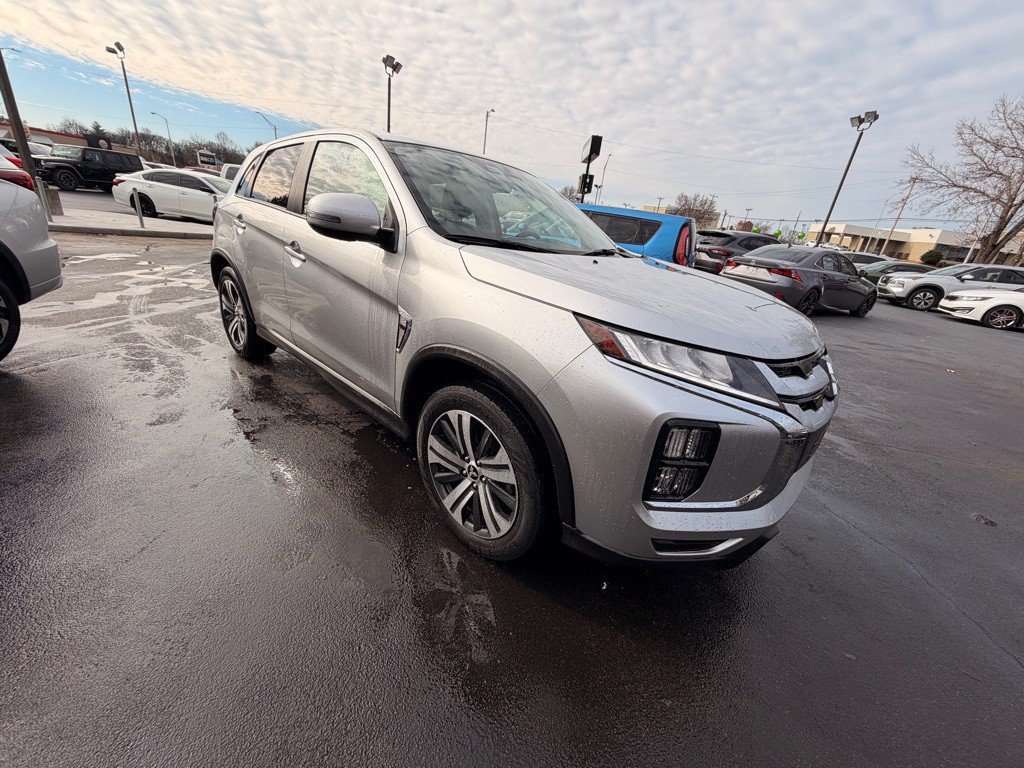 2024 Mitsubishi Outlander Image 2