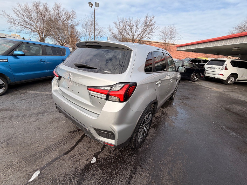 2024 Mitsubishi Outlander Image 3