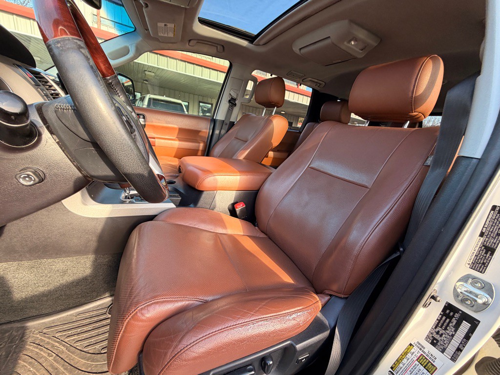 2015 Toyota Sequoia Image 12