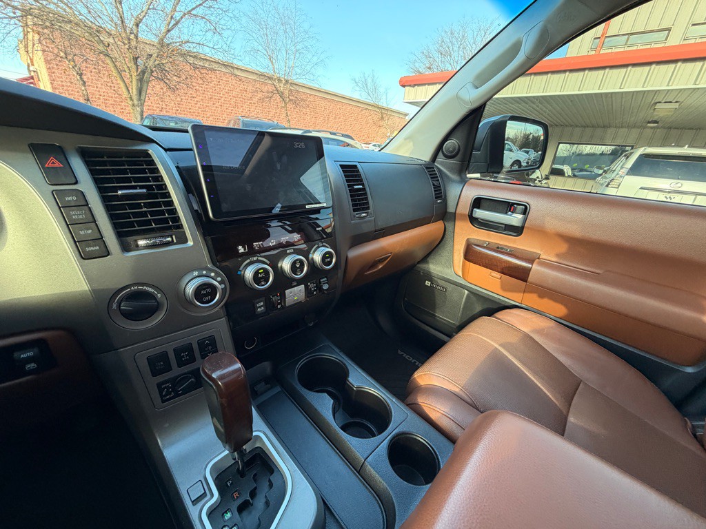 2015 Toyota Sequoia Image 16