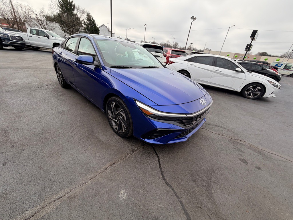 2025 Hyundai Elantra Image 2