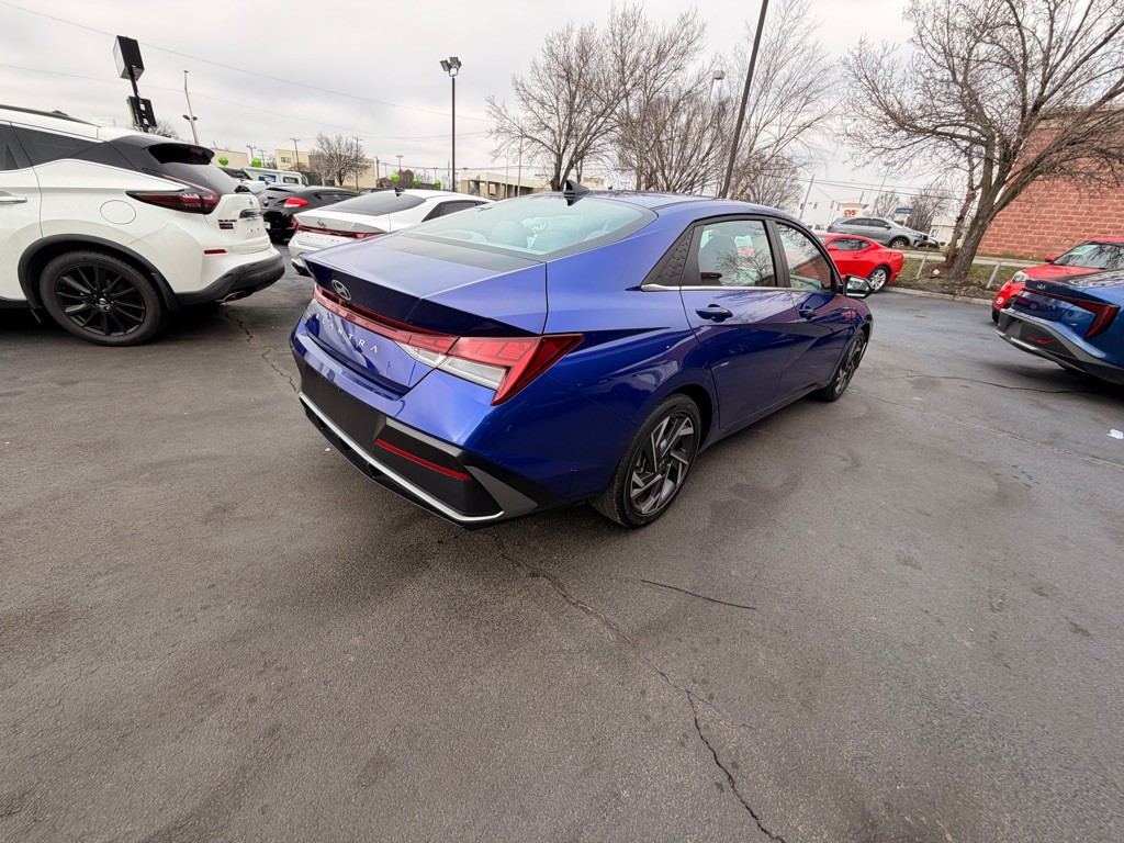 2025 Hyundai Elantra Image 3