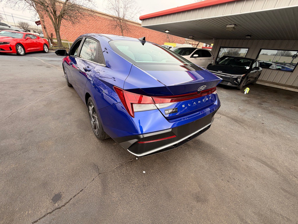 2025 Hyundai Elantra Image 4