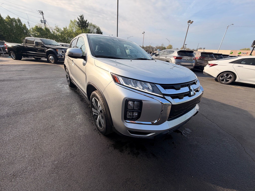 2025 Mitsubishi Outlander Image 2
