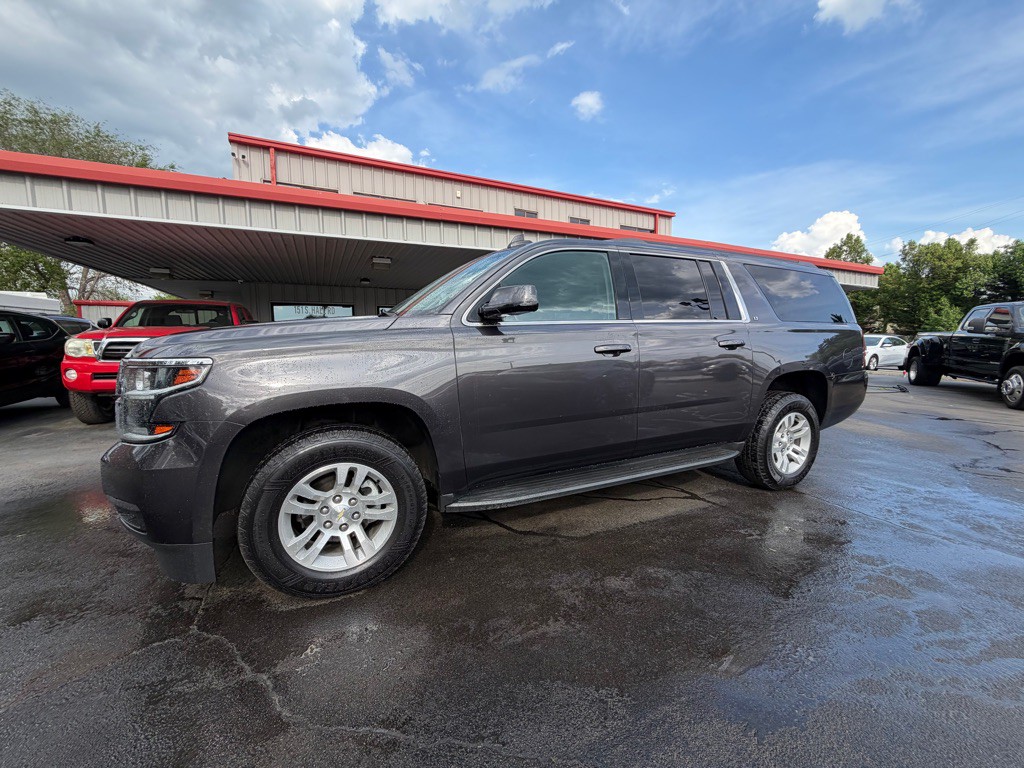 2018 Chevrolet Suburban Image 2