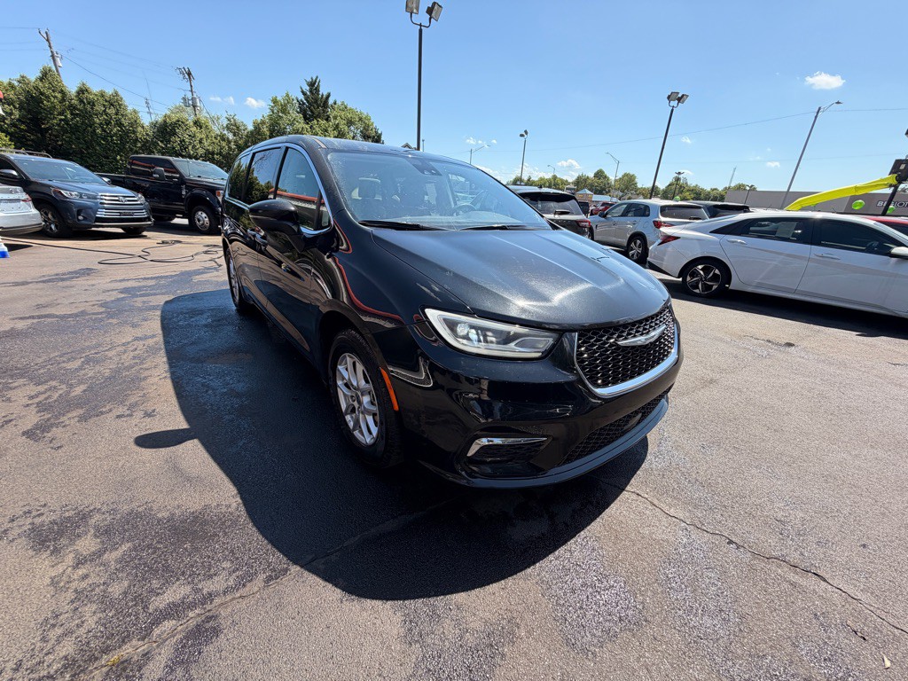 2023 Chrysler Pacifica Image 2