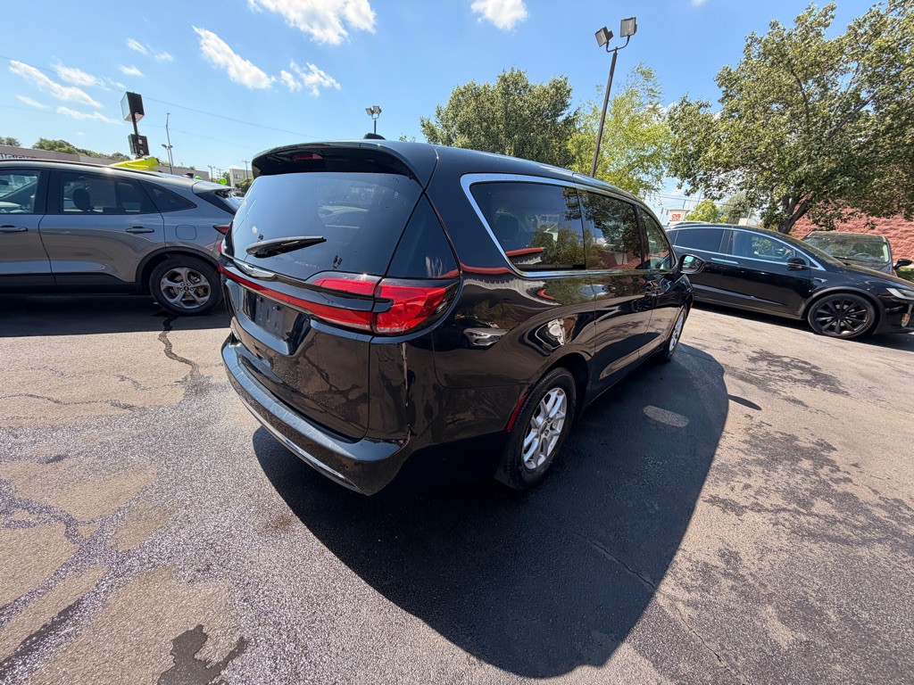 2023 Chrysler Pacifica Image 3