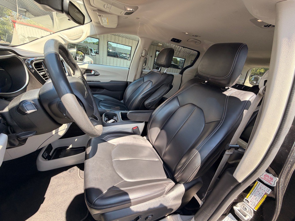 2023 Chrysler Pacifica Image 8