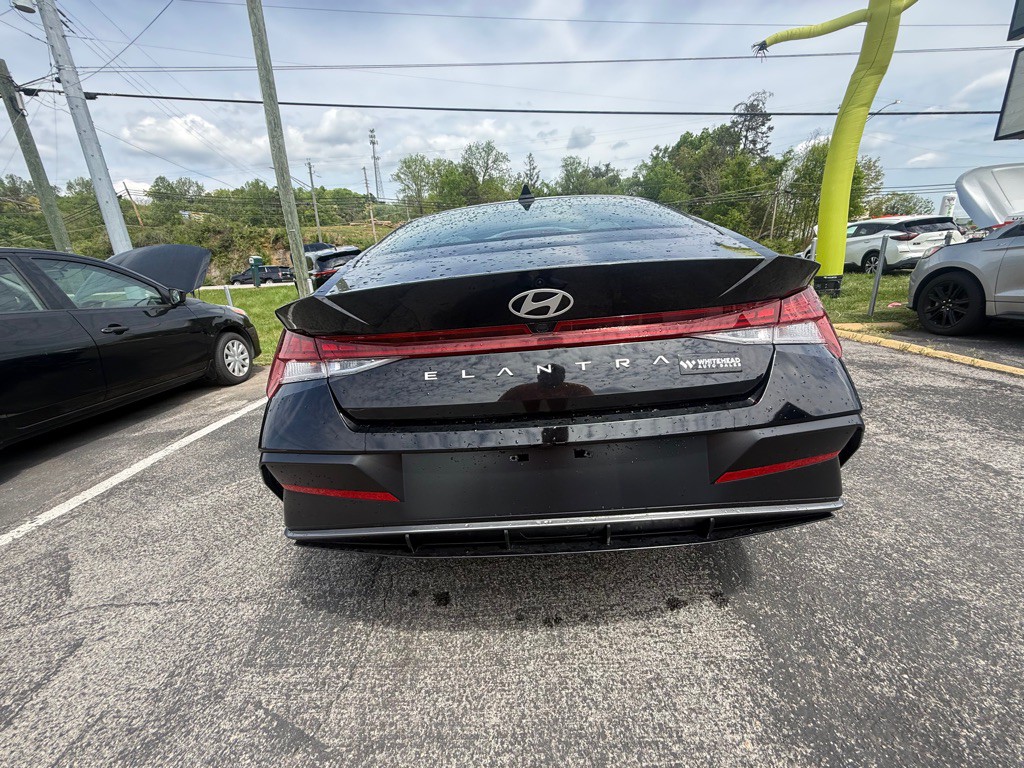 2025 Hyundai Elantra Image 3