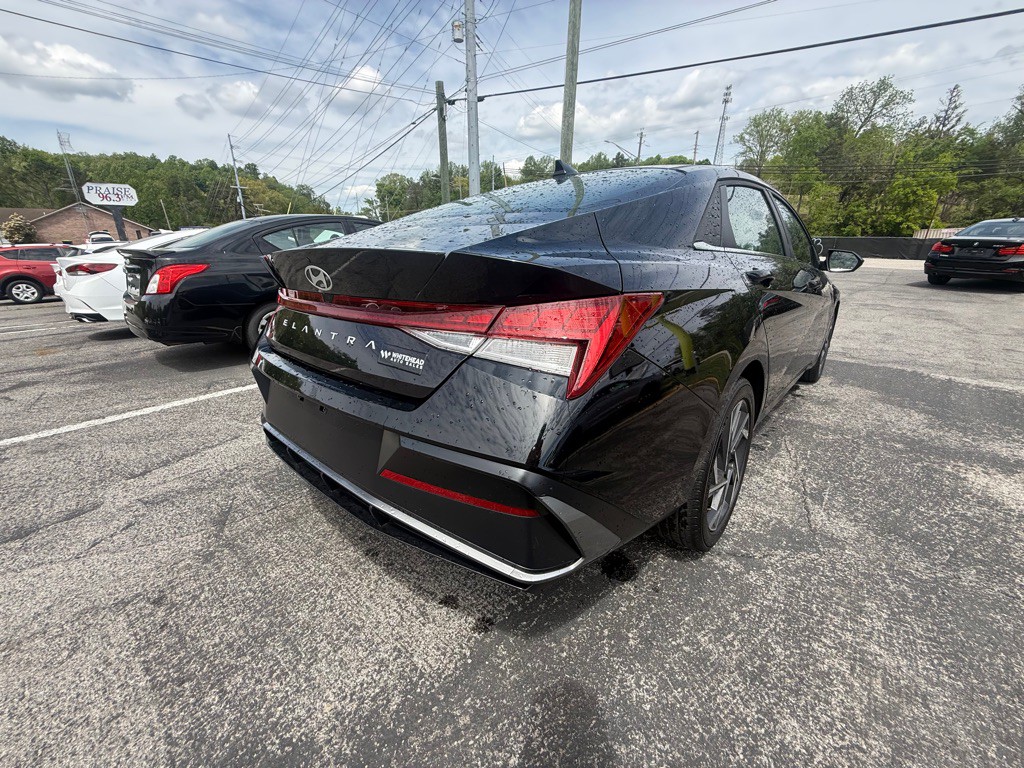 2025 Hyundai Elantra Image 4