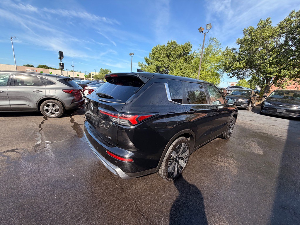 2025 Mitsubishi Outlander Image 3