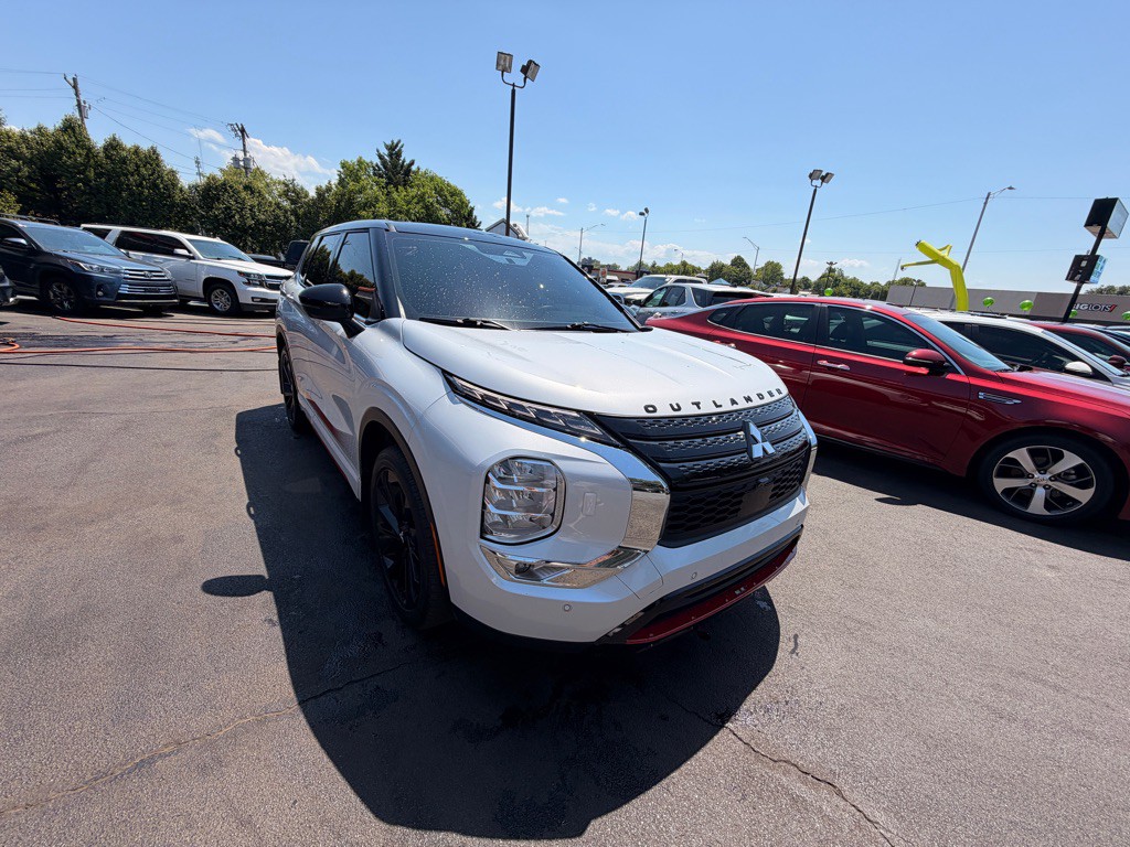 2023 Mitsubishi Outlander Image 2