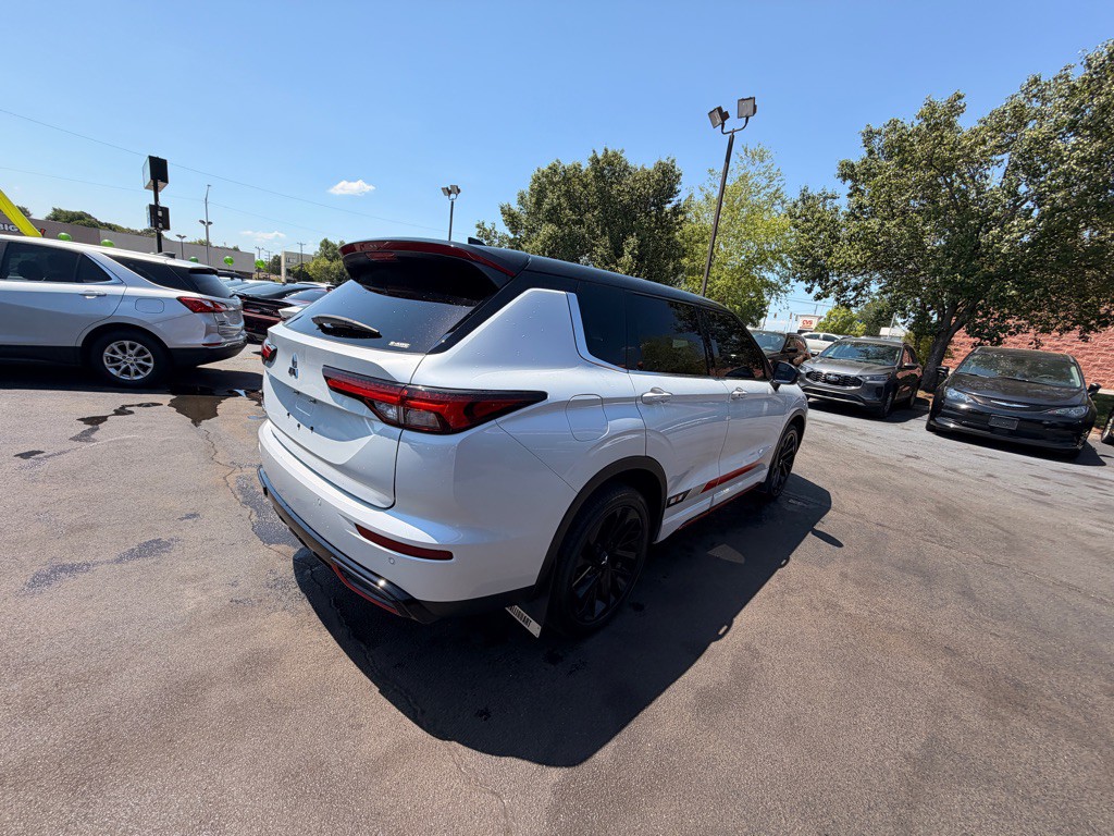 2023 Mitsubishi Outlander Image 3