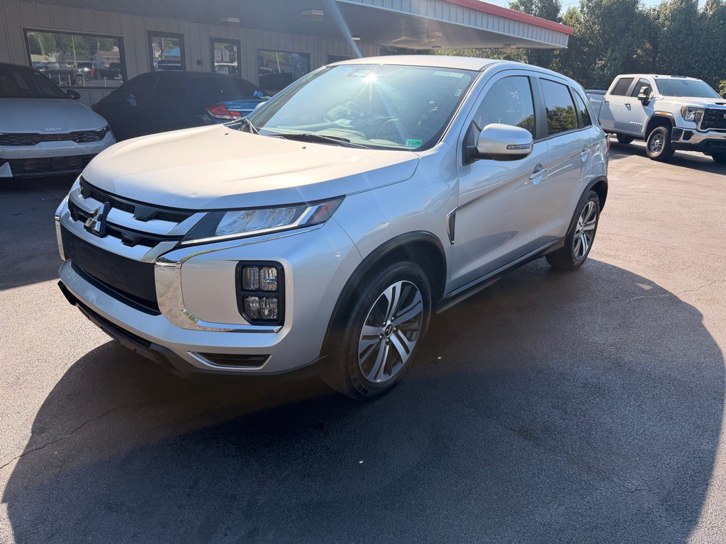2025 Mitsubishi Outlander Image 2