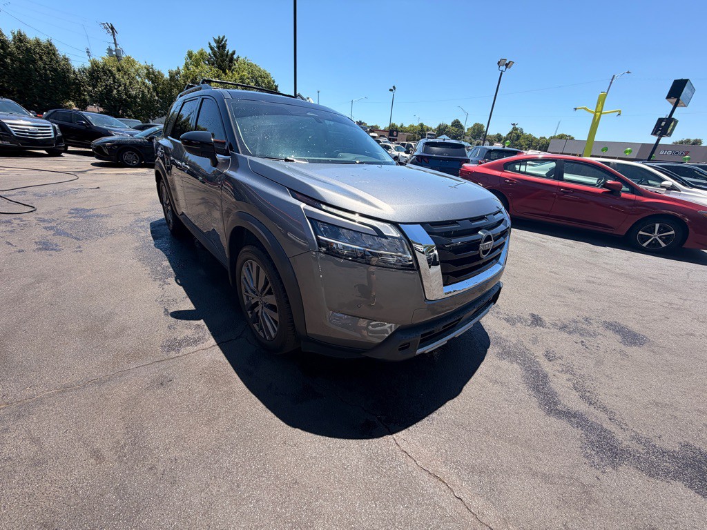2023 Nissan Pathfinder Image 2