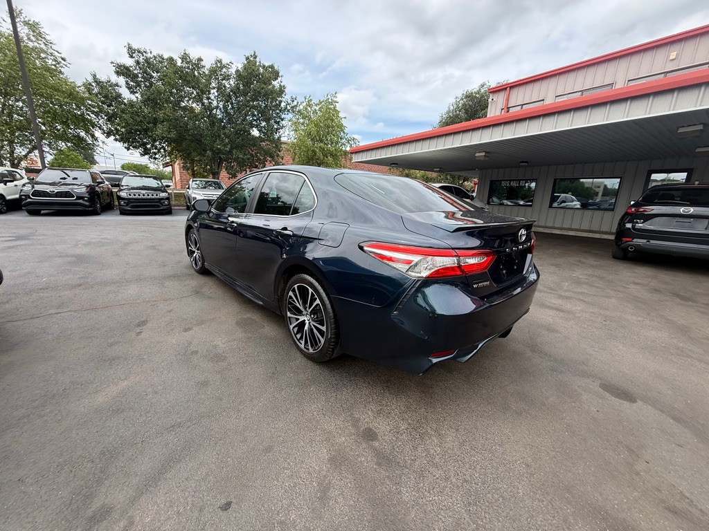 2018 Toyota Camry Image 2