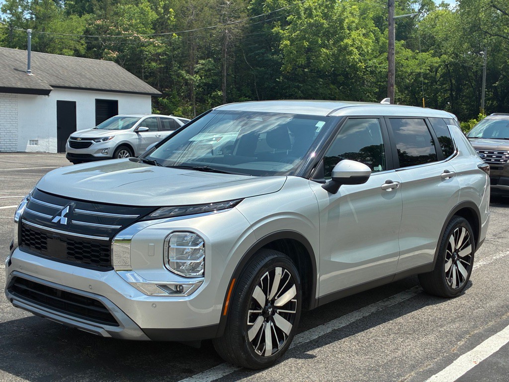 2025 Mitsubishi Outlander Image 2