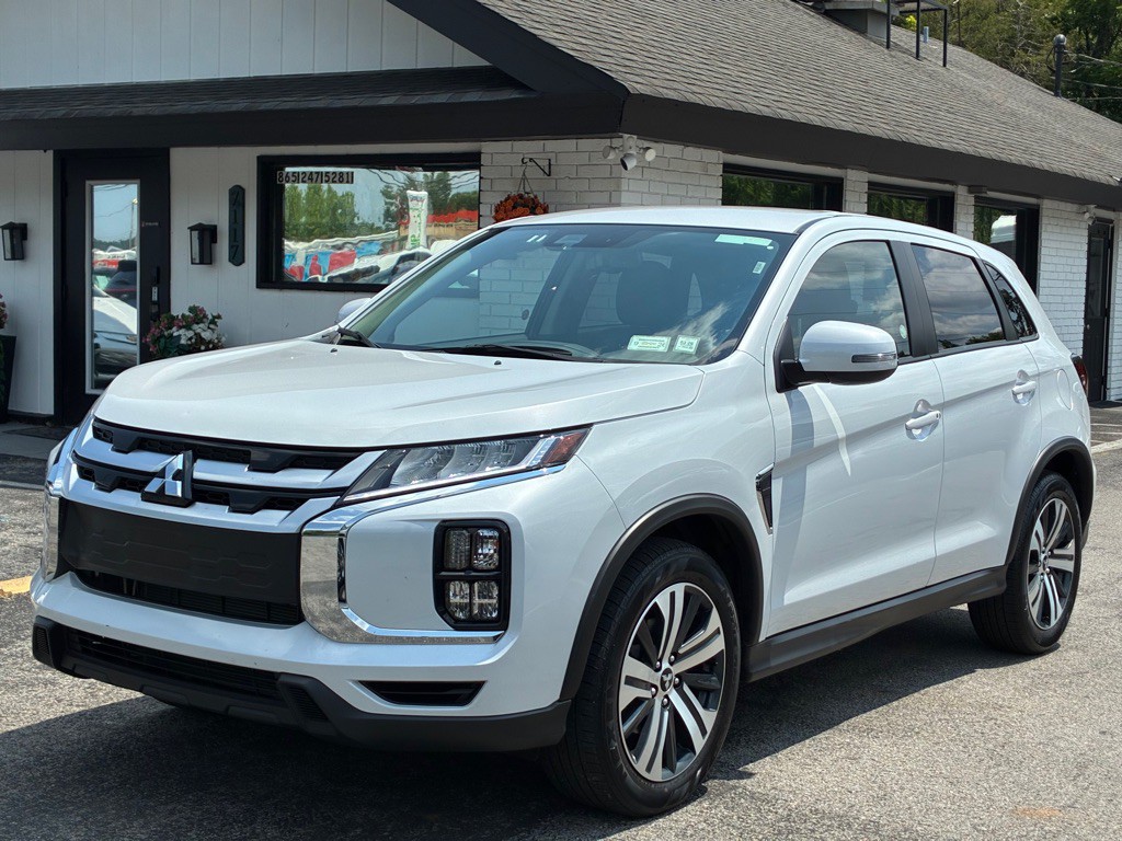2025 Mitsubishi Outlander Image 2