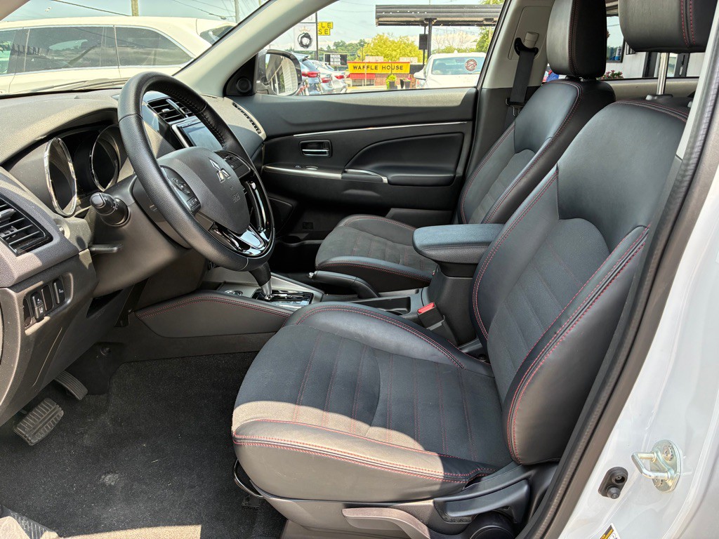 2025 Mitsubishi Outlander Image 9