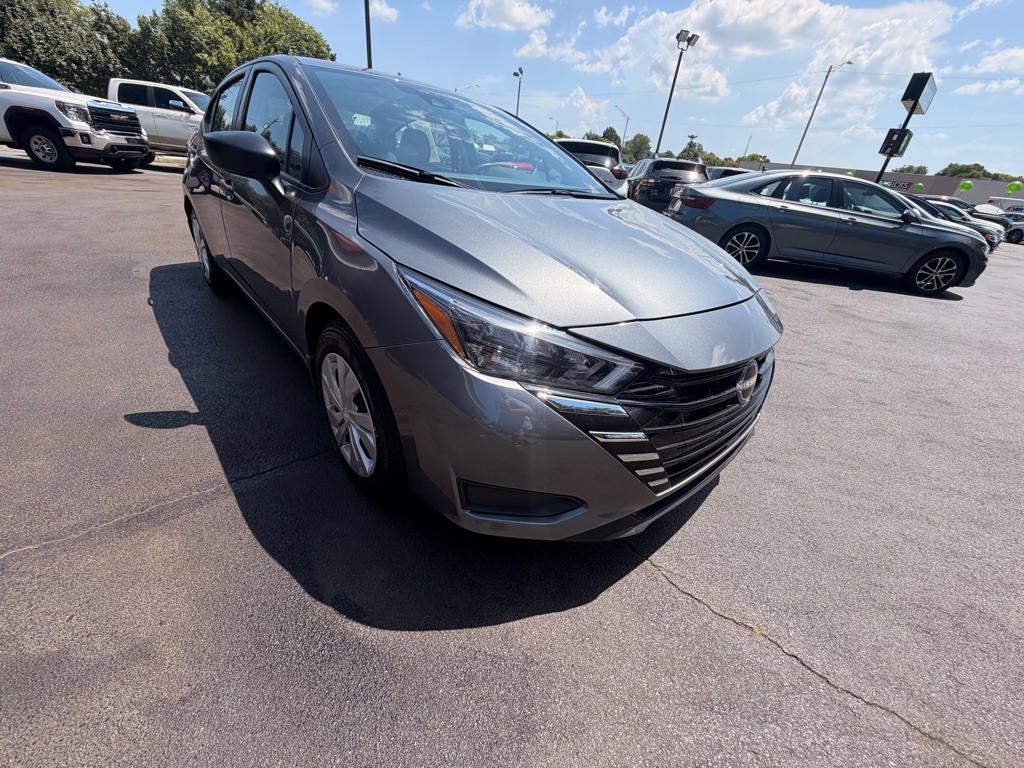 2025 Nissan Versa Image 3