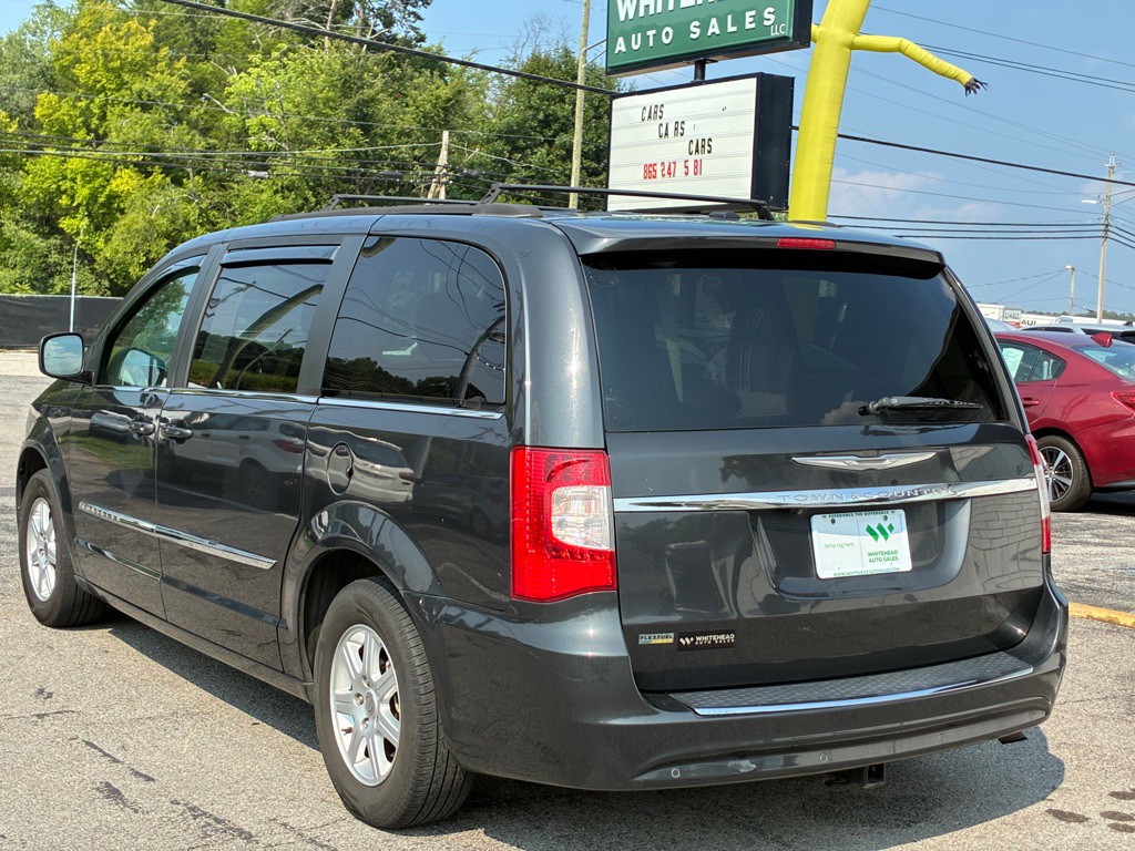 2011 Chrysler Town & Country Image 3