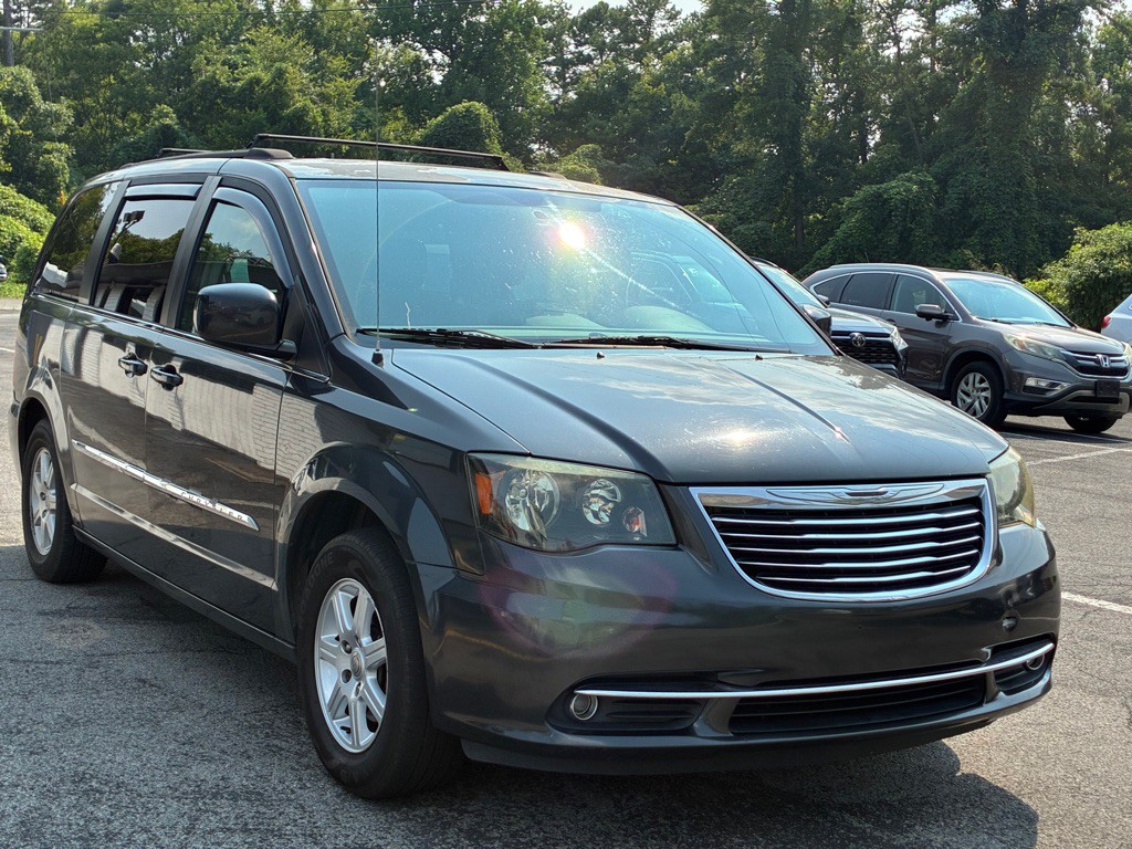 2011 Chrysler Town & Country Image 4