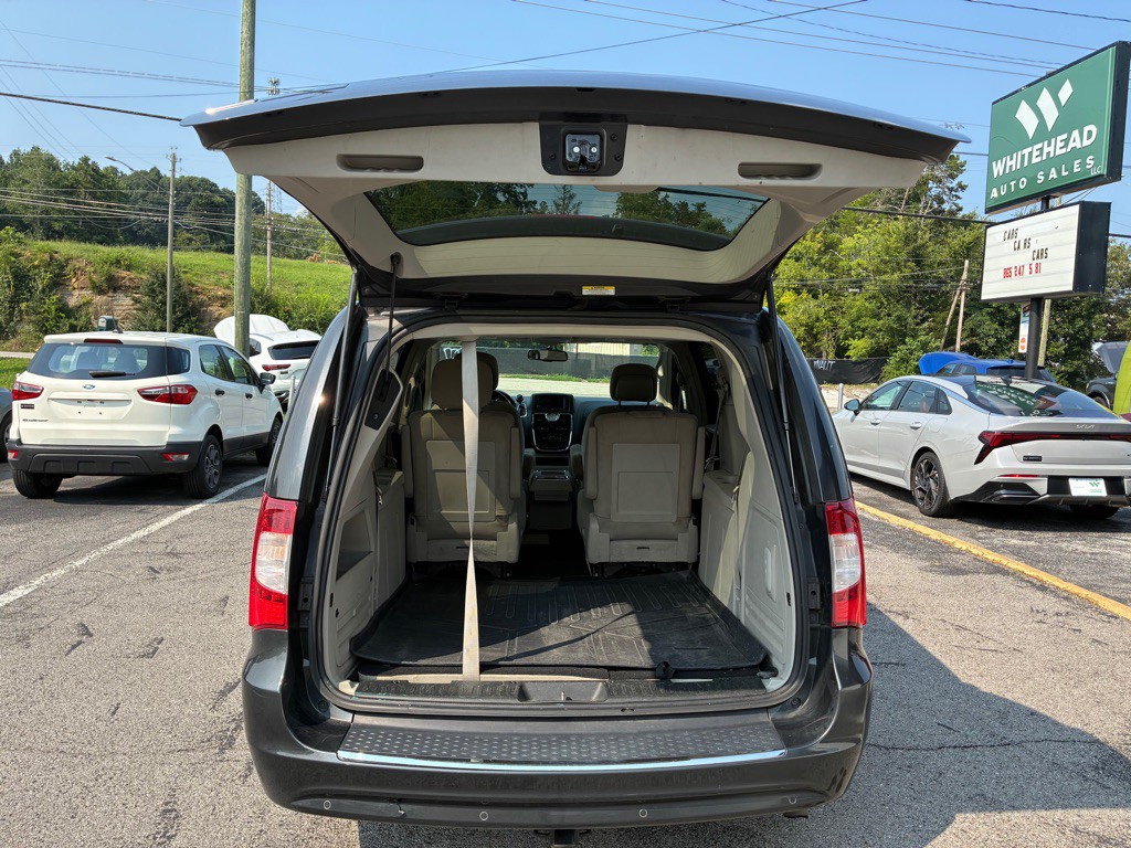 2011 Chrysler Town & Country Image 5