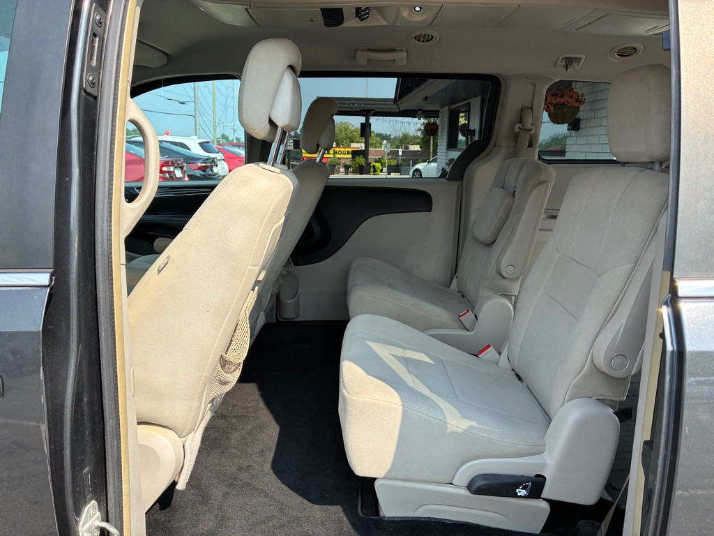 2011 Chrysler Town & Country Image 6