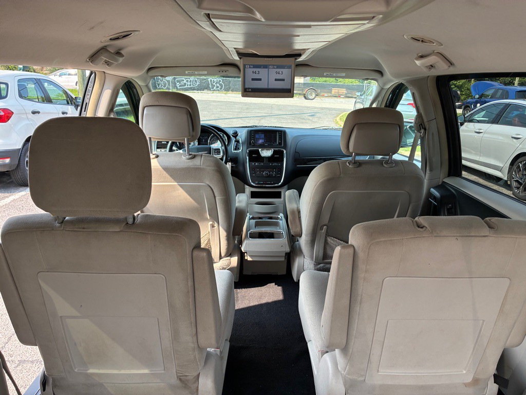 2011 Chrysler Town & Country Image 8