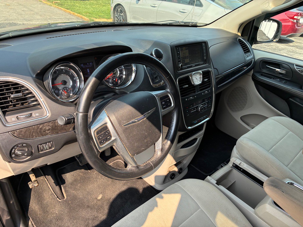 2011 Chrysler Town & Country Image 9