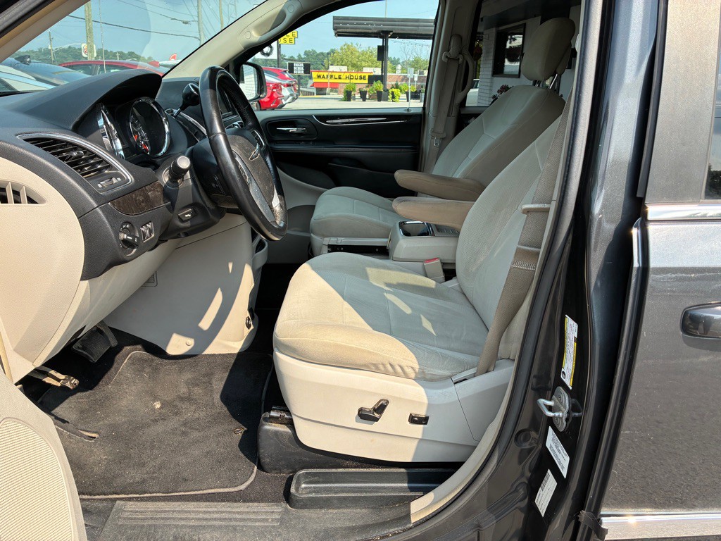 2011 Chrysler Town & Country Image 10