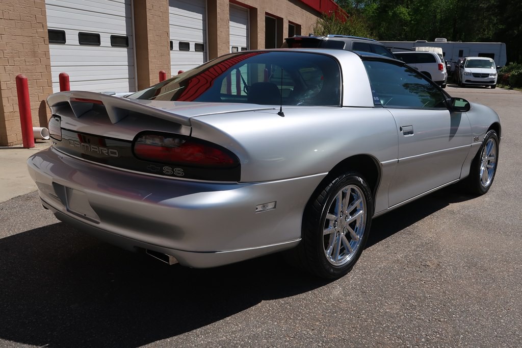 2002 Chevrolet Camaro Image 12