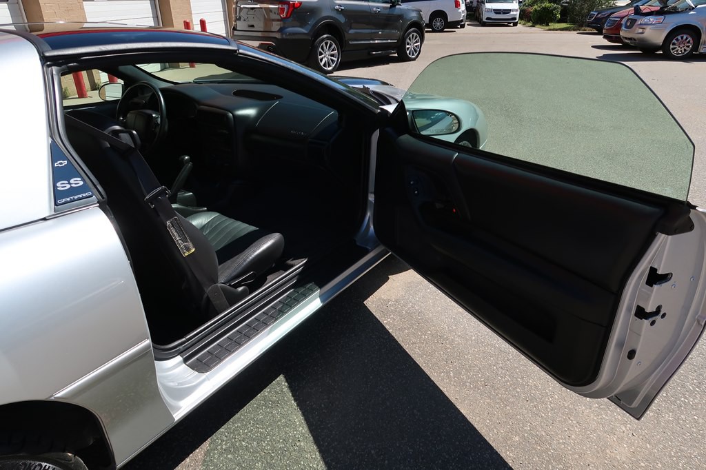 2002 Chevrolet Camaro Image 25