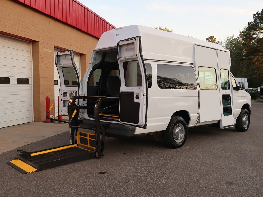 2006 Ford Econoline Image 1