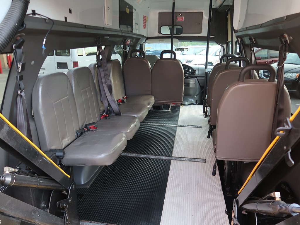 2006 Ford Econoline Image 25