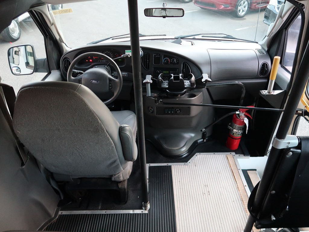 2006 Ford Econoline Image 28