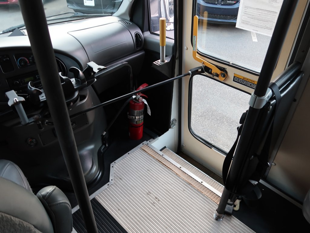 2006 Ford Econoline Image 31