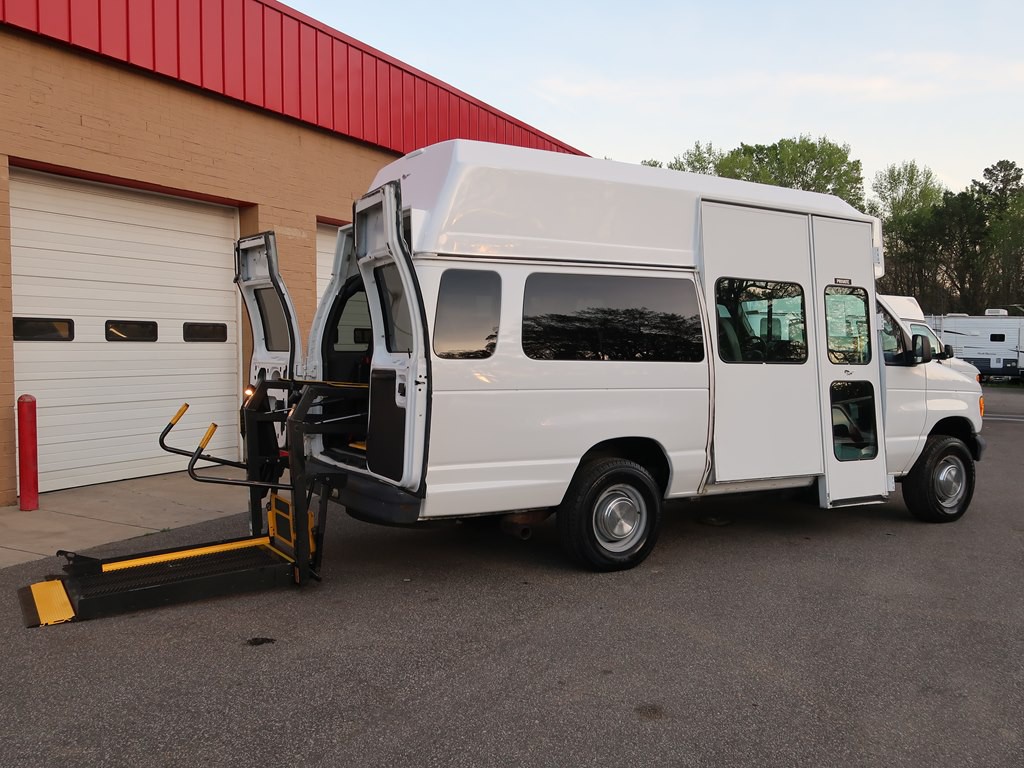 2006 Ford Econoline Image 32