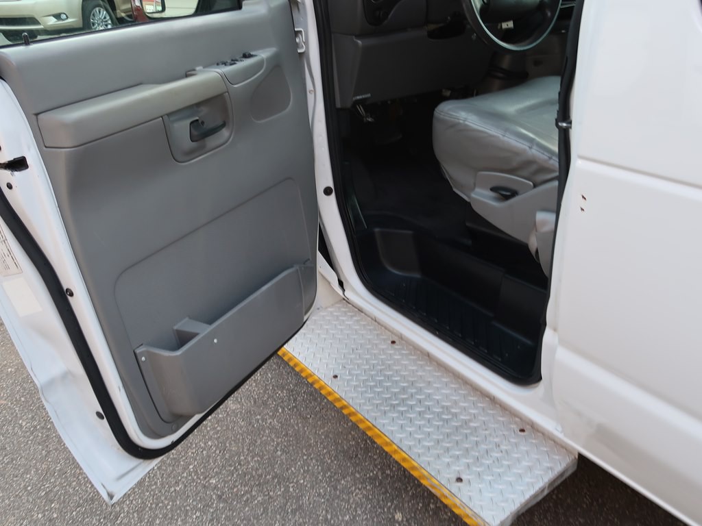 2006 Ford Econoline Image 33