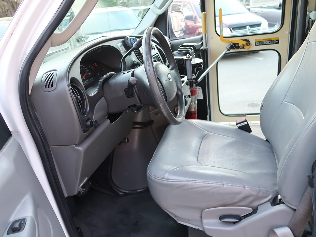 2006 Ford Econoline Image 35