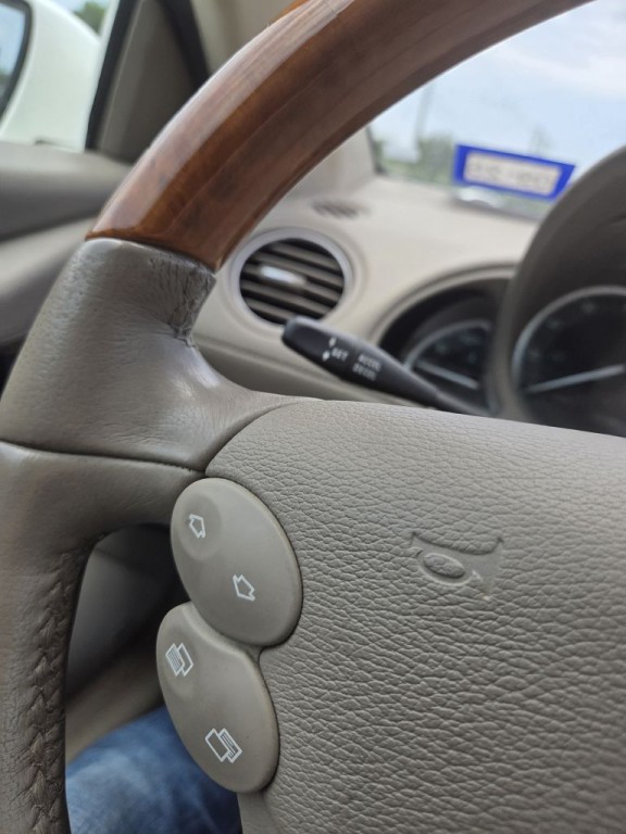 2005 Mercedes-Benz SL-Class Image 14