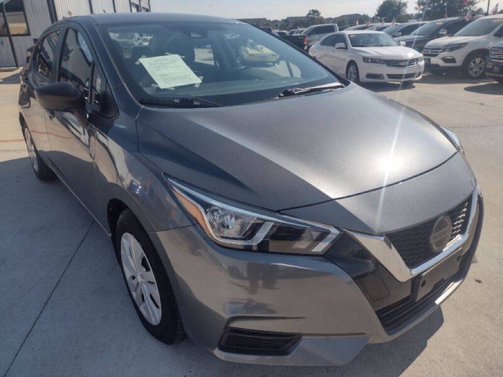 2021 Nissan Versa Image 3