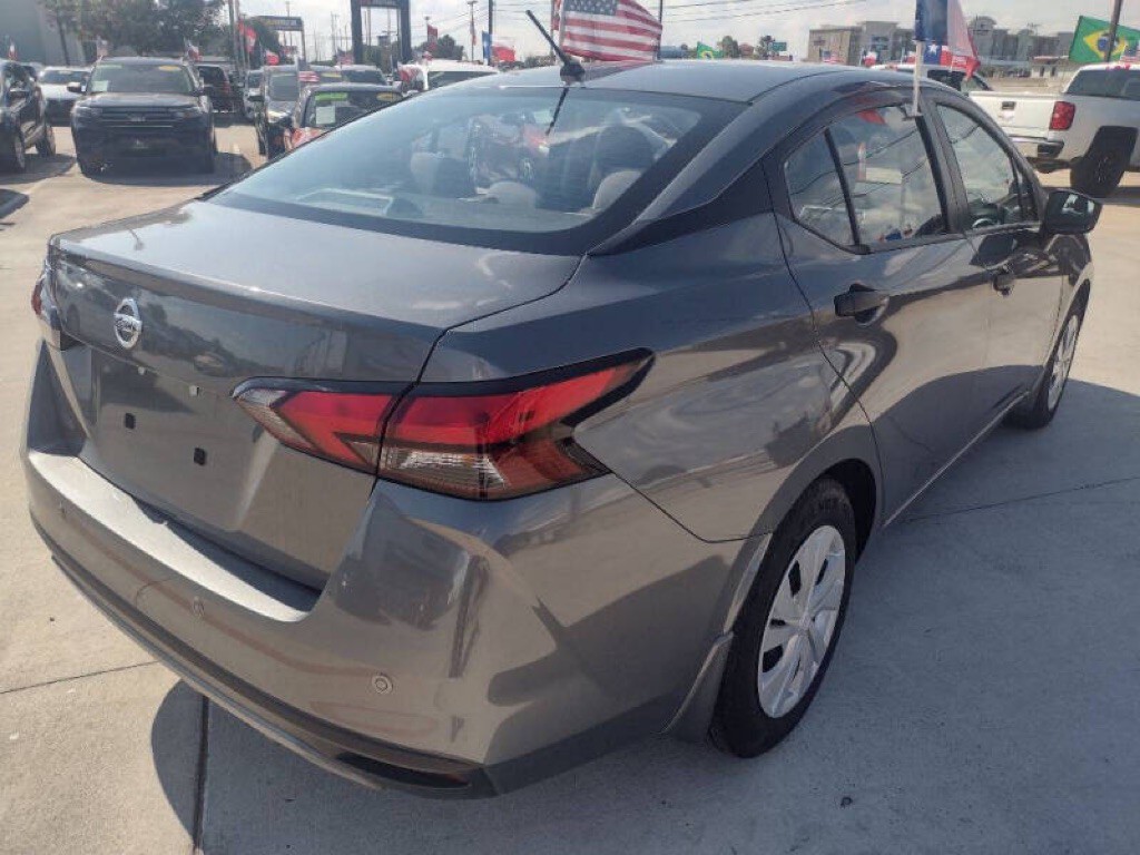 2021 Nissan Versa Image 7