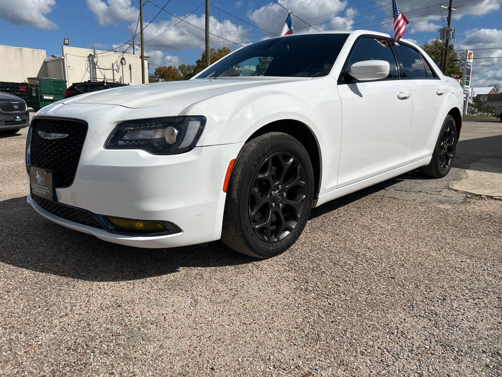 2019 Chrysler 300 Image 1