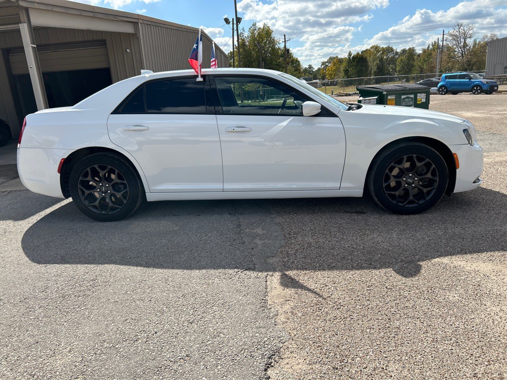 2019 Chrysler 300 Image 4